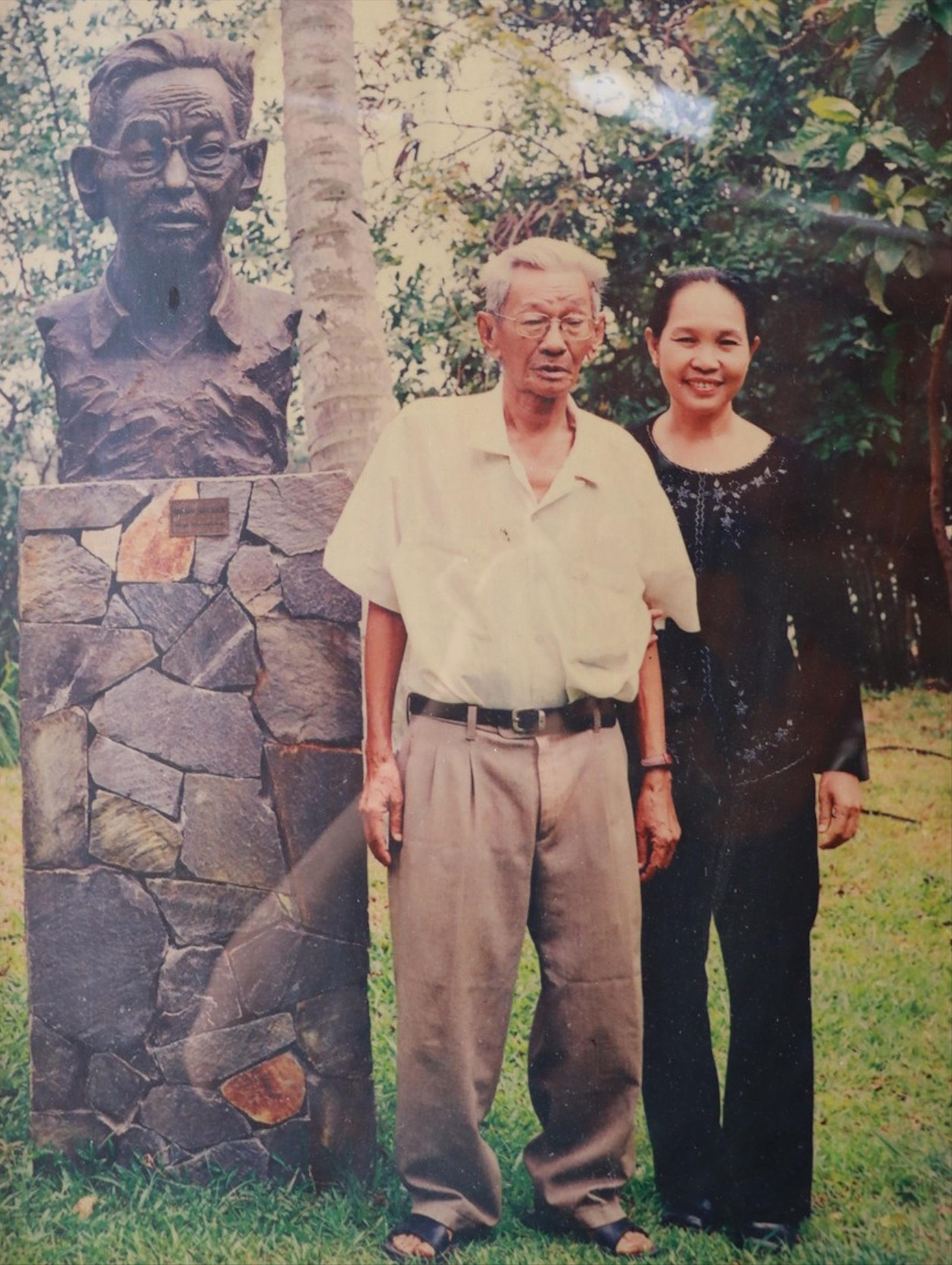 Nhà văn Sơn Nam và con gái cùng bức tượng của chính nhà văn (Ảnh gia đình cung cấp) Nhà văn Sơn Nam và con gái cùng bức tượng của chính nhà văn (Ảnh gia đình cung cấp)