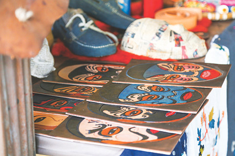 Những chiếc mặt nạ hát bộ được chị Trương Nguyễn Hoài An thử nghiệm điêu khắc trên da. Những chiếc mặt nạ hát bộ được chị Trương Nguyễn Hoài An thử nghiệm điêu khắc trên da.