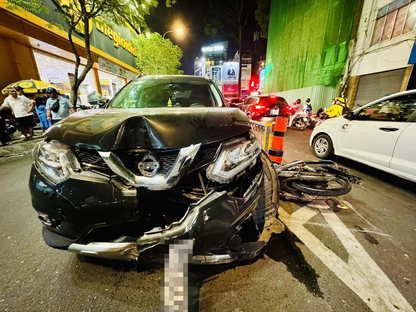 Hiện trường vụ tài xế T, điều khiển ô tô gây tai nạn ở quận 10.