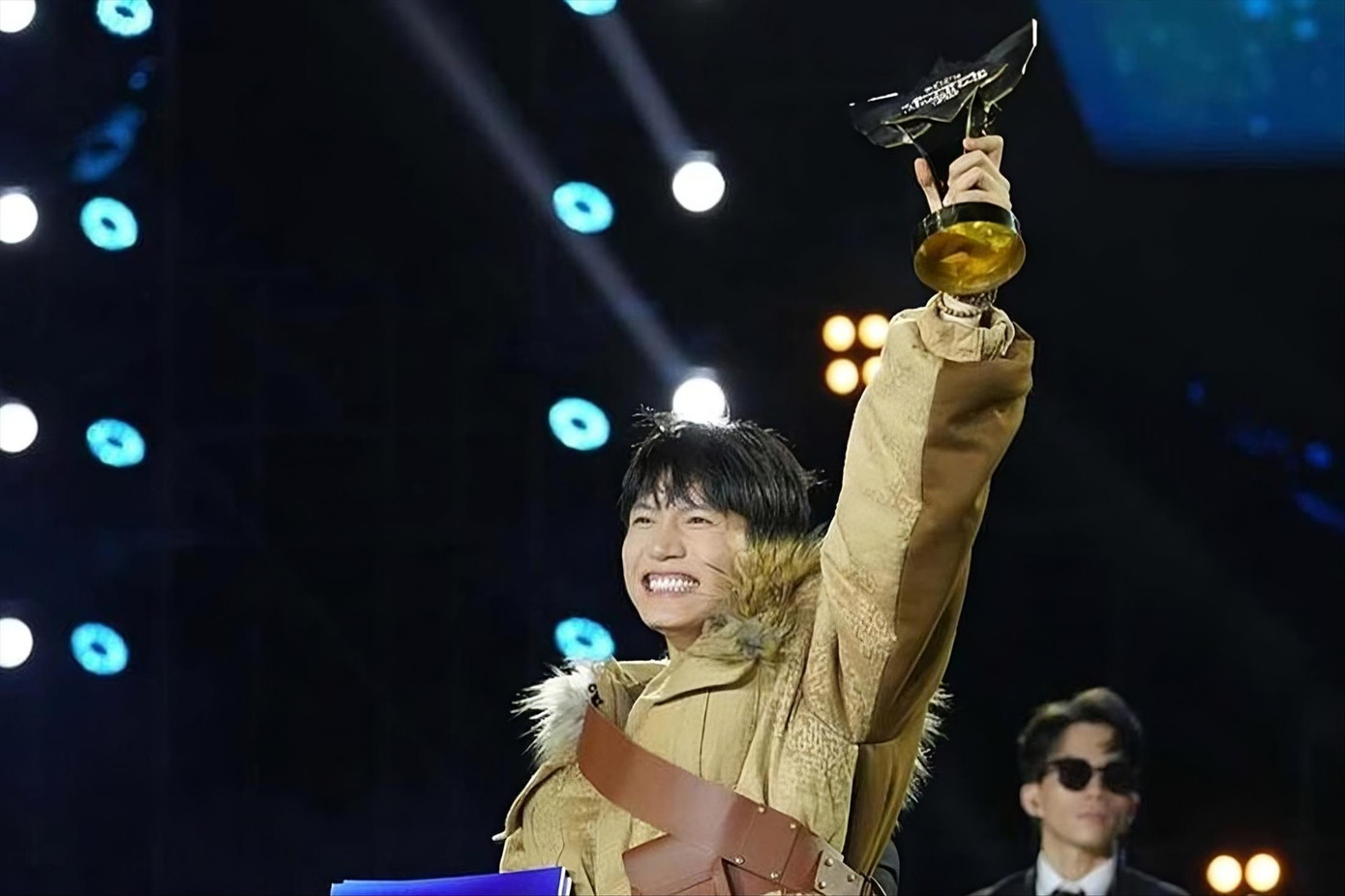 Anh Tú giành Quán quân Ca sĩ mặt nạ mùa 2 với mascot Voi Bản Đôn. Anh Tú giành Quán quân Ca sĩ mặt nạ mùa 2 với mascot Voi Bản Đôn.