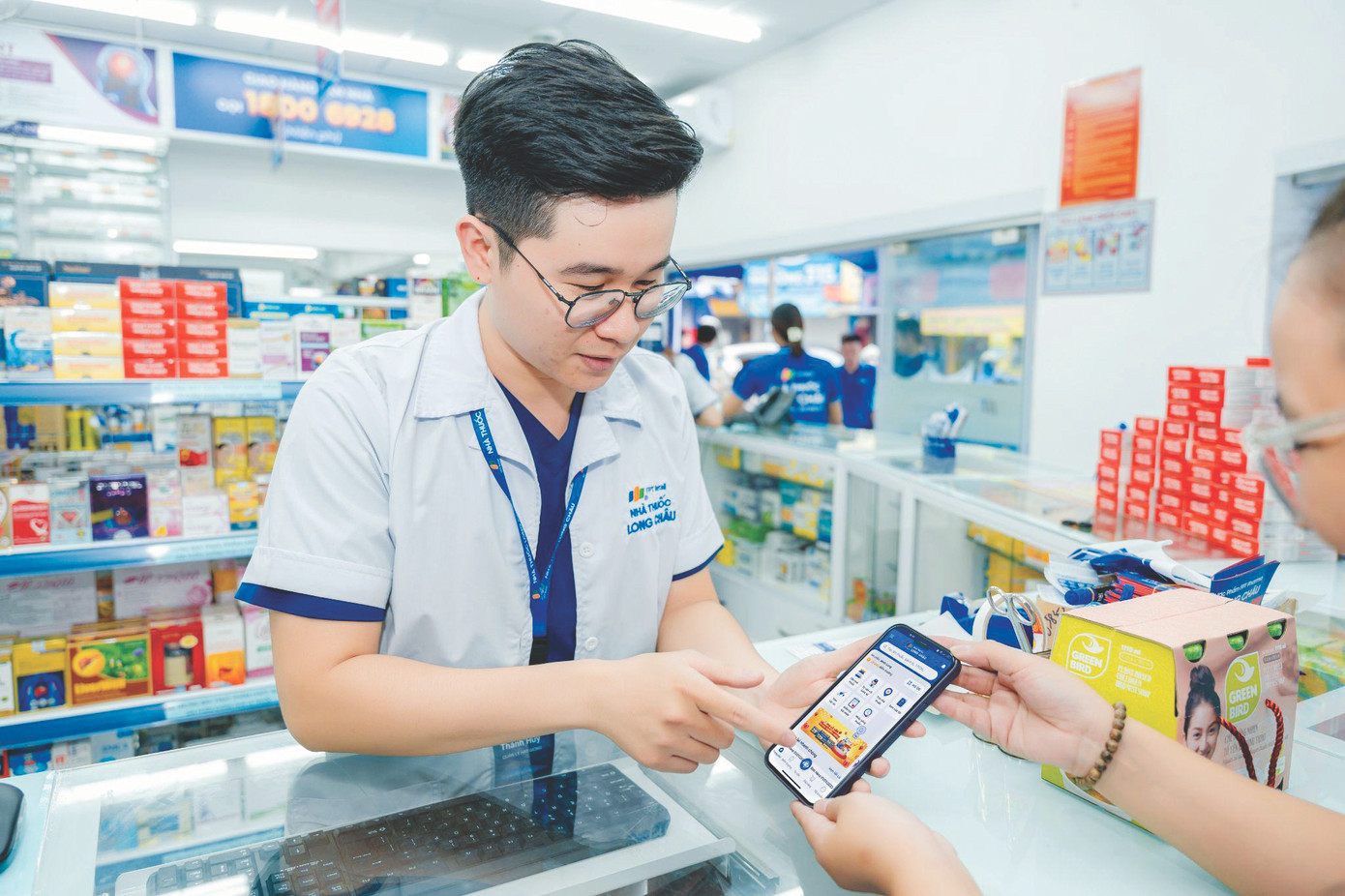 Dược sĩ giới thiệu và hướng dẫn khách hàng sử dụng tính năng “Nhắc uống thuốc”