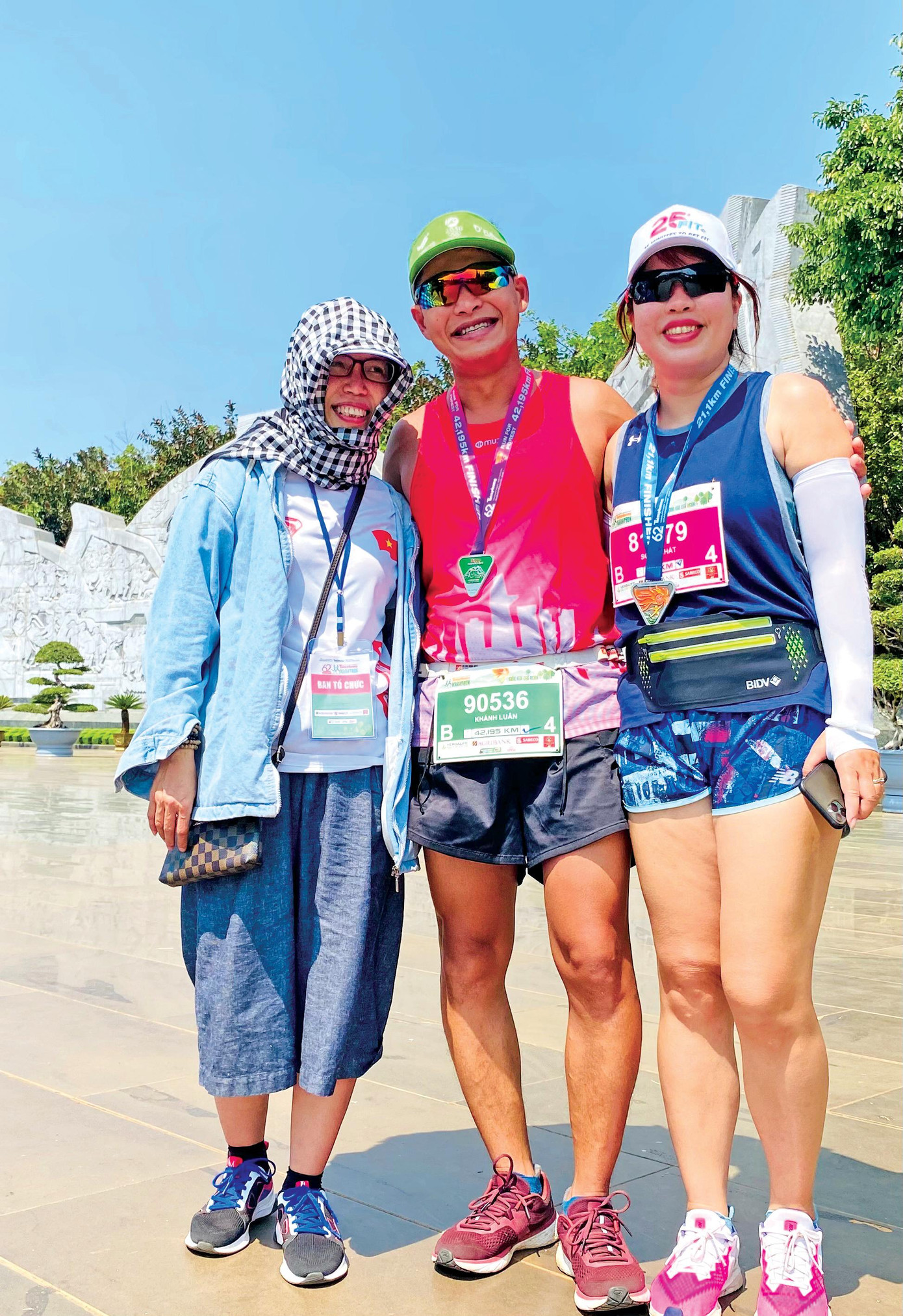 Vợ chồng Huỳnh Luân - Hồ Song Nhất chụp ảnh mừng gặp lại với Trần Thu Hà - Ủy viên thường trực BTC Giải VĐQG Marathon và cự ly dài báo Tiền Phong 2021