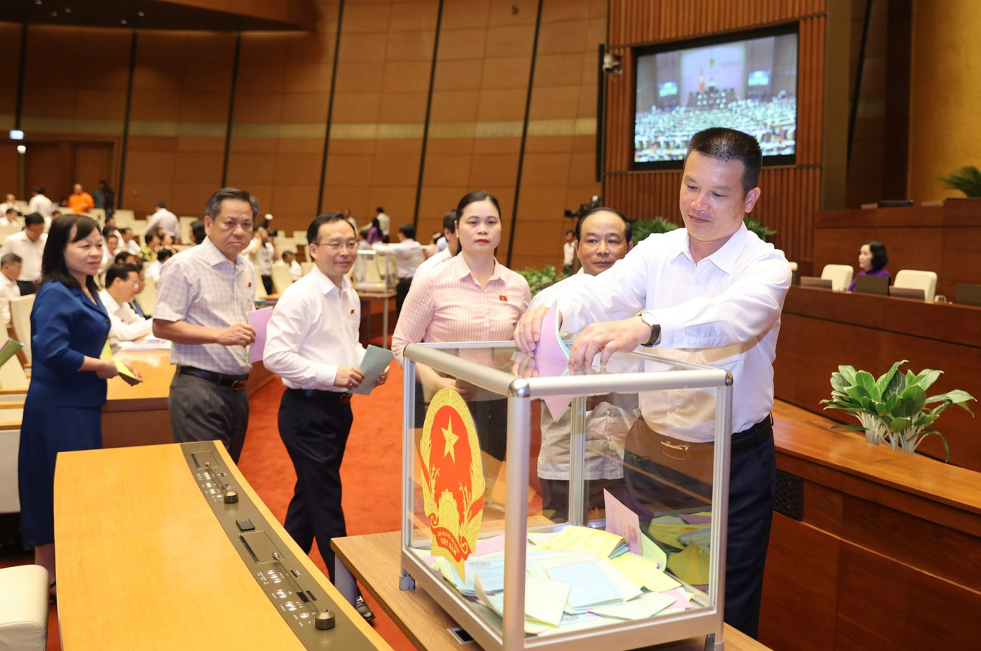 Ngày 30/5, ĐBQH thảo luận về dự thảo nghị quyết lấy phiếu, bỏ phiếu tín nhiệm (ảnh minh họa) ảnh: Như Ý Ngày 30/5, ĐBQH thảo luận về dự thảo nghị quyết lấy phiếu, bỏ phiếu tín nhiệm (ảnh minh họa) ảnh: Như Ý