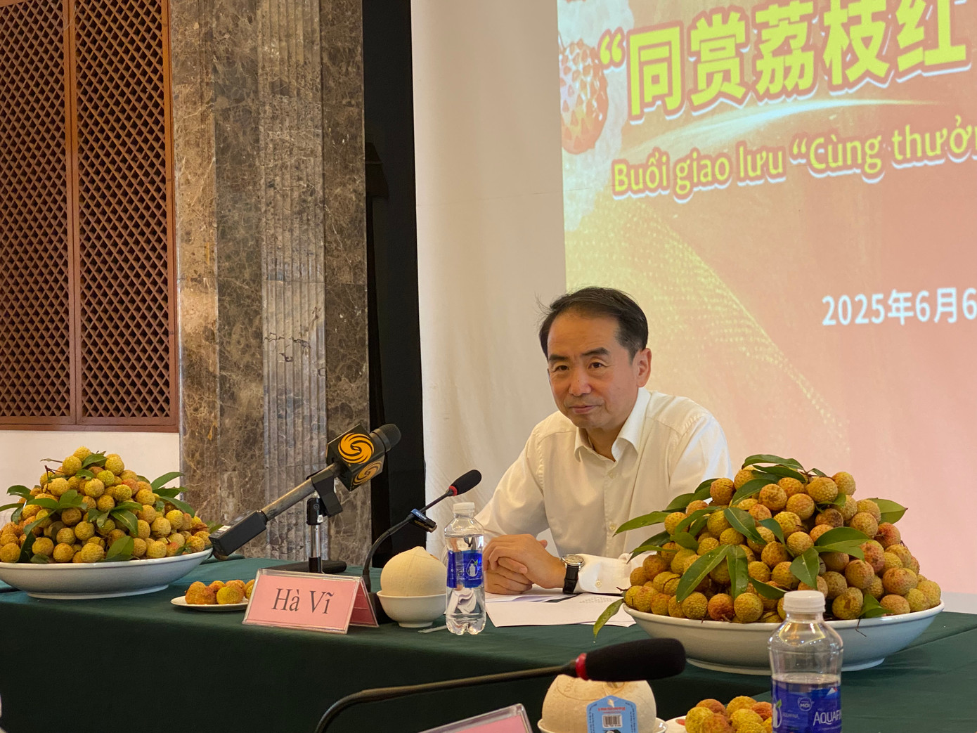 Đại sứ Trung Quốc Hà Vĩ trong buổi giao lưu “Cùng thưởng thức vải đỏ - Cùng chia sẻ tình đồng chí” chiều 6/6/2025 Ảnh: Thái An Đại sứ Trung Quốc Hà Vĩ trong buổi giao lưu “Cùng thưởng thức vải đỏ - Cùng chia sẻ tình đồng chí” chiều 6/6/2025 Ảnh: Thái An