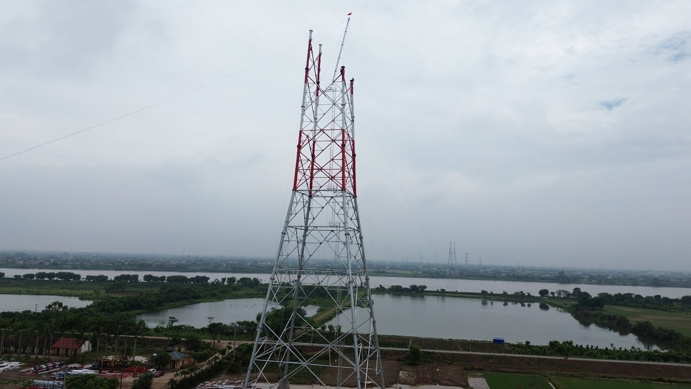 Hình hài cột điện vị trí 119 phía bờ Nam Định và cột 120 bên kia sông Hồng thuộc đất Thái Bình. Ảnh: Hoàng Mạnh Thắng. Hình hài cột điện vị trí 119 phía bờ Nam Định và cột 120 bên kia sông Hồng thuộc đất Thái Bình. Ảnh: Hoàng Mạnh Thắng.