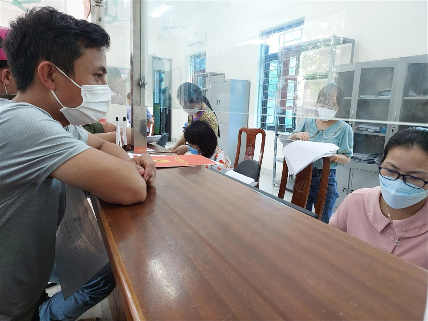 Người dân làm thủ tục hành chính tại UBND huyện. Ảnh: QN