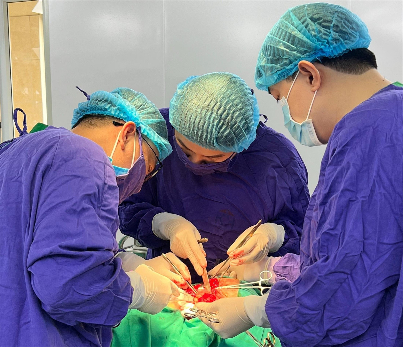 Các bác sĩ mổ lấy khối u ở vị trí nguy hiểm