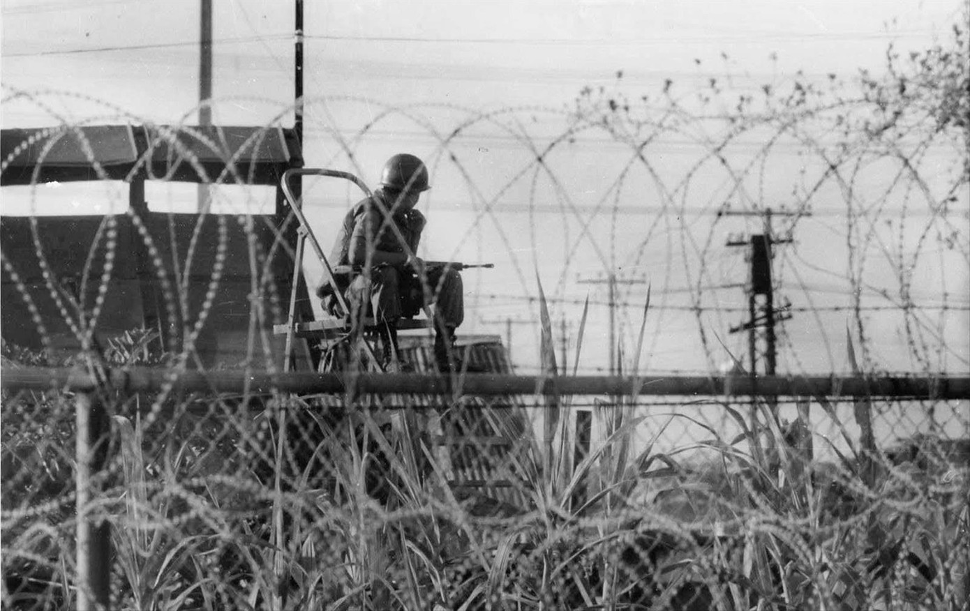 Binh lính VNCH canh gác bên ngoài Trại Davis Ảnh: T.L