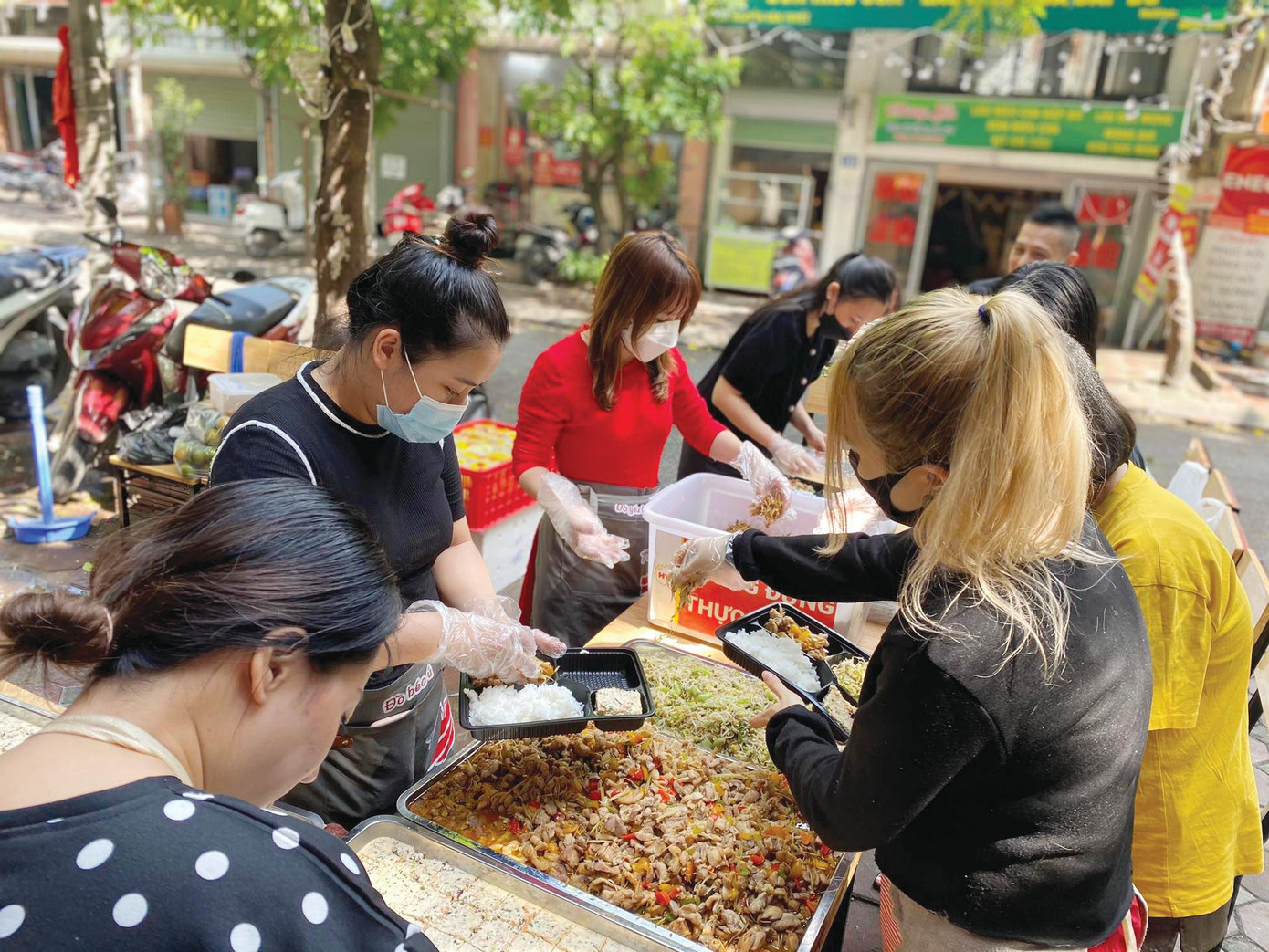 Tiệm cơm 1k chuẩn bị bữa ăn cho các bệnh nhân nghèo