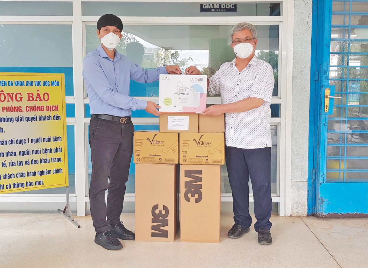 Nhà báo Ngọc Lâm (trái) trong một lần trao quà từ thiện