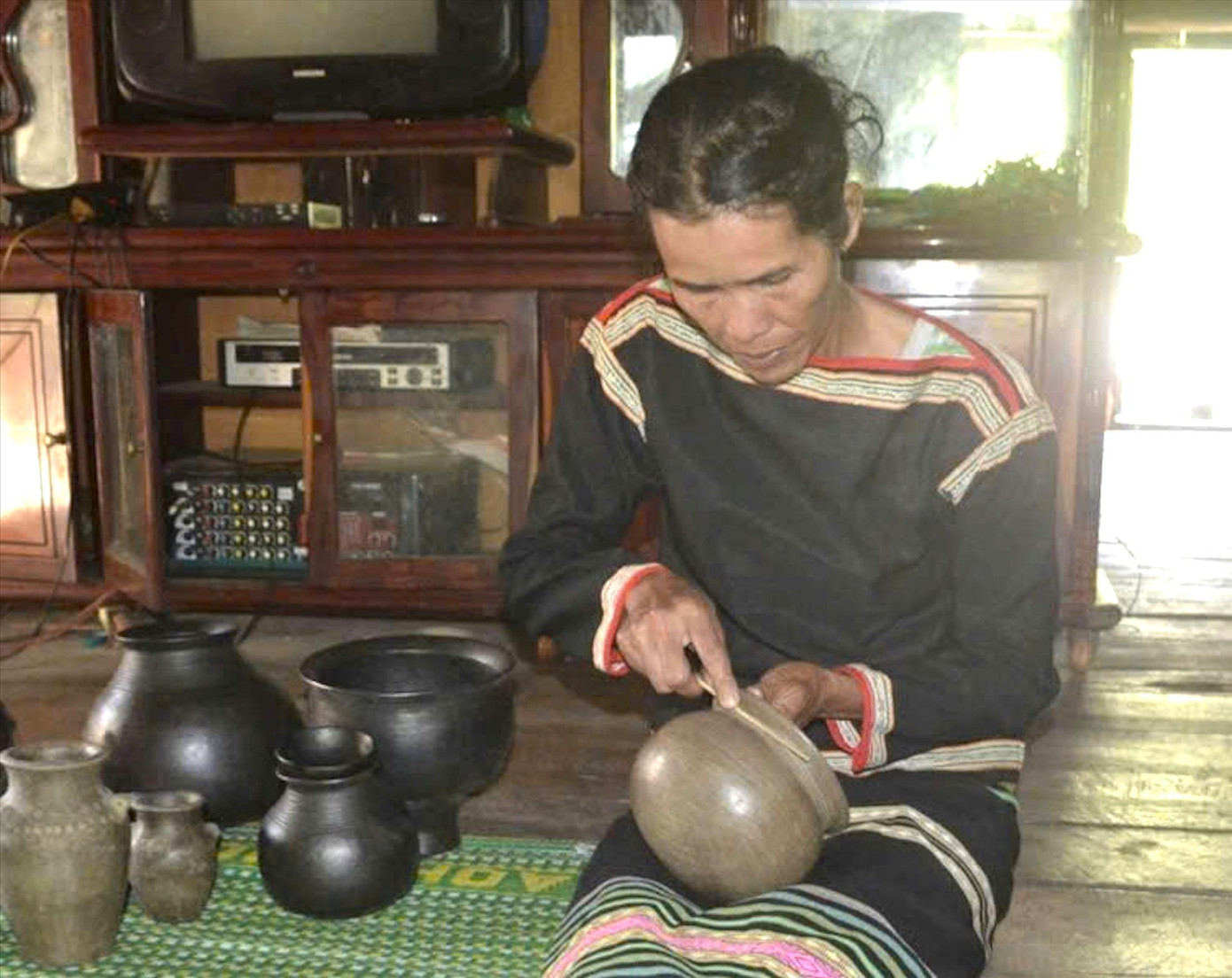 Nghệ nhân H’Lưm Uông tạo hoa văn trên sản phẩm