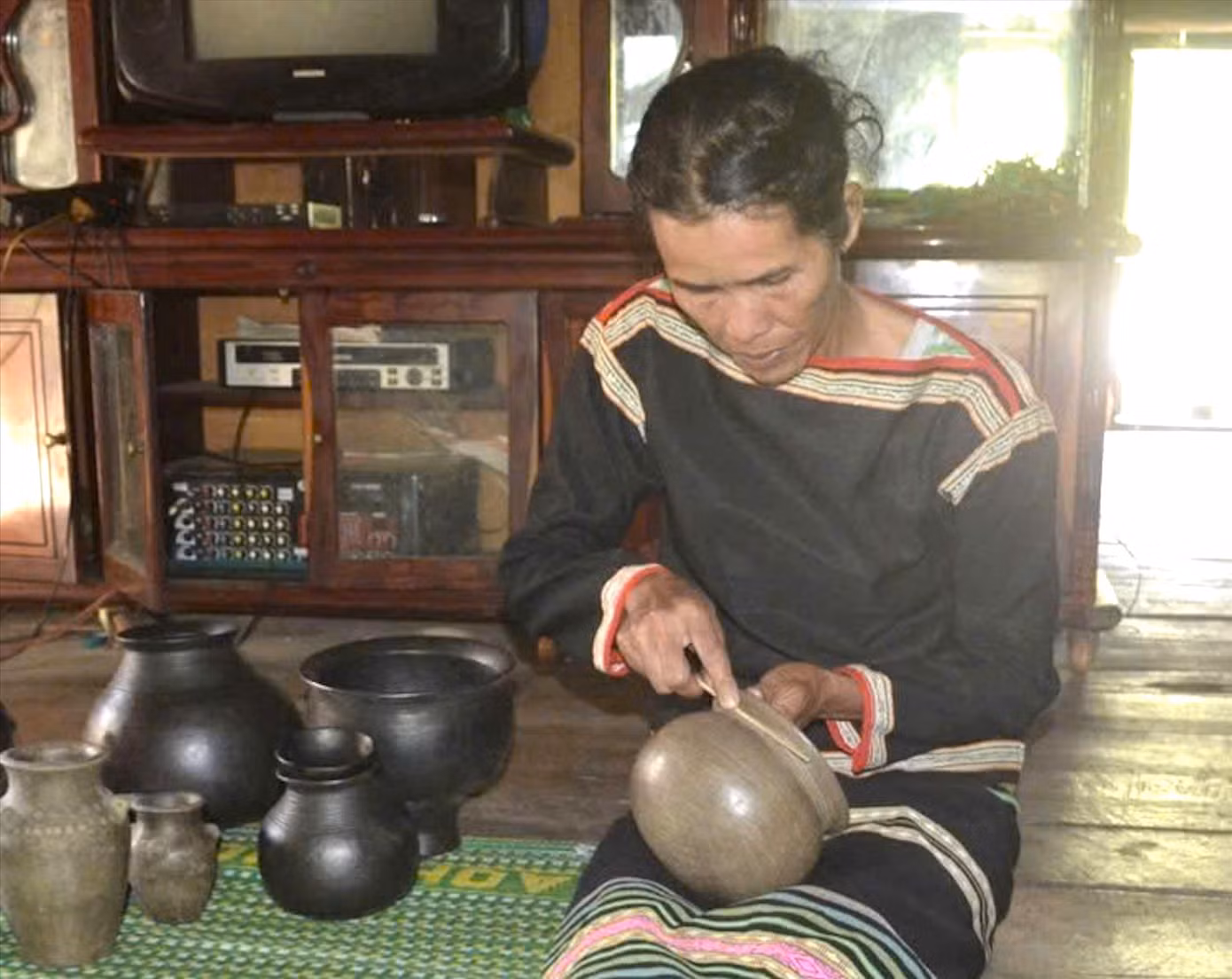 Nghệ nhân H’Lưm Uông tạo hoa văn trên sản phẩm