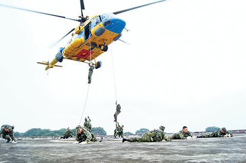 Trực thăng của Đoàn Không quân Ba Vì cùng một đơn vị đặc biệt tinh nhuệ thuộc Bộ Quốc phòng huấn luyện đổ bộ đường không trên nóc tòa nhà 5 tầng, tháng 7/2011. ẢNH: NGUYỄN MINH Trực thăng của Đoàn Không quân Ba Vì cùng một đơn vị đặc biệt tinh nhuệ thuộc Bộ Quốc phòng huấn luyện đổ bộ đường không trên nóc tòa nhà 5 tầng, tháng 7/2011. ẢNH: NGUYỄN MINH