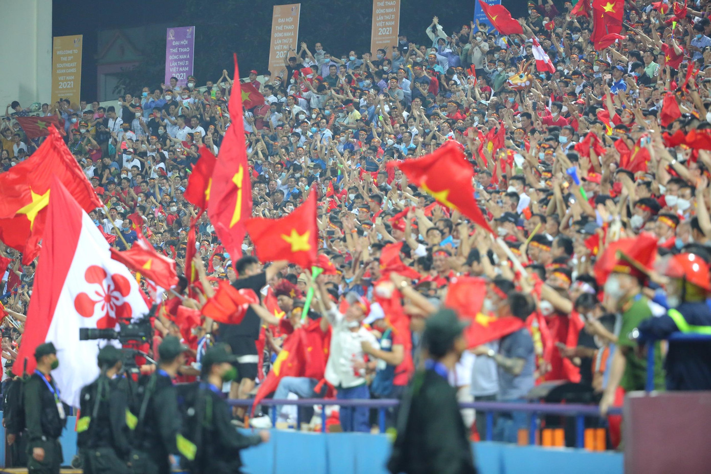 Cổ động viên ăn mừng chiến thắng. Ảnh: Trọng Tài