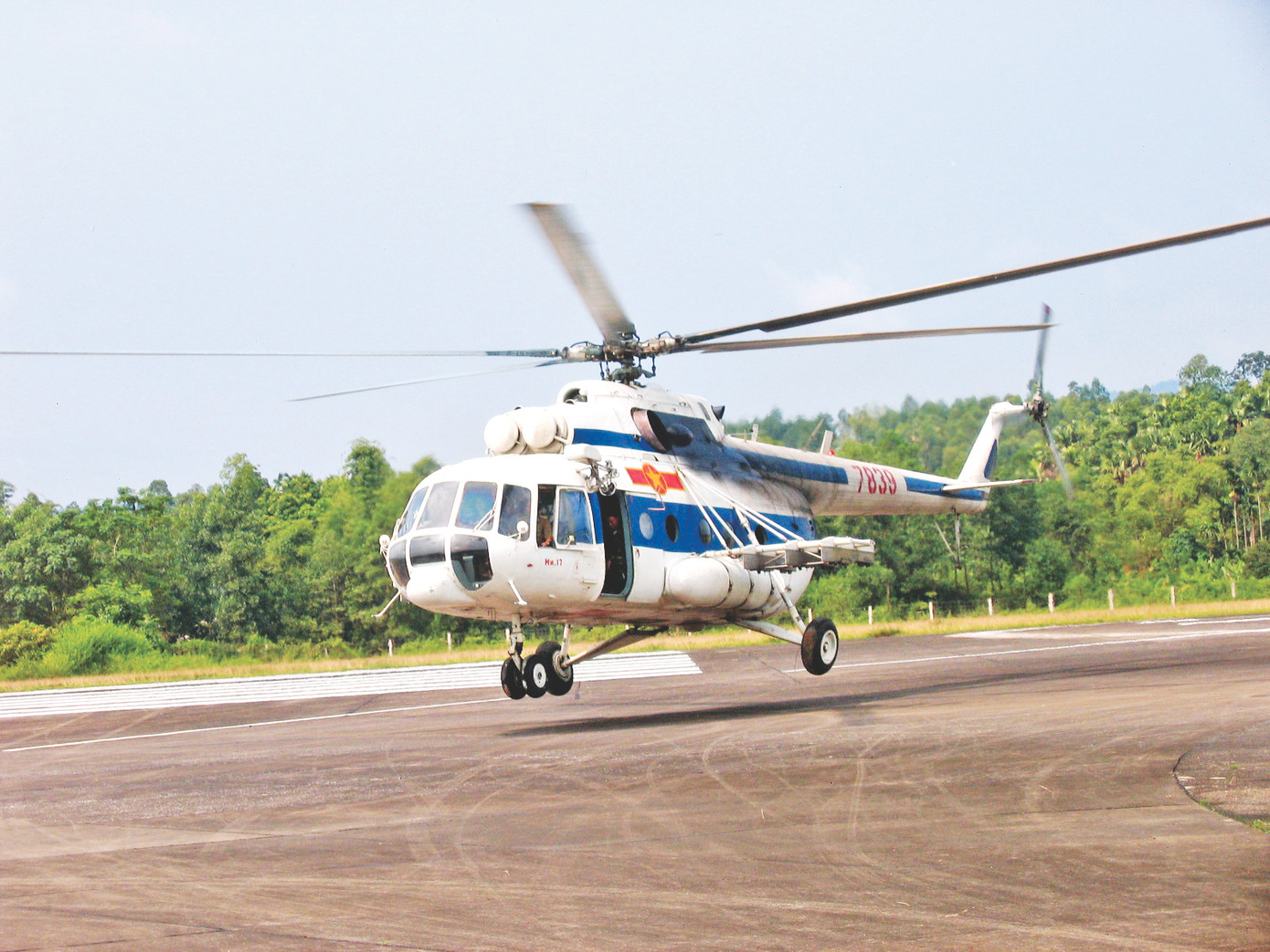 Trực thăng của Trung đoàn Không quân 921 cứu trợ người dân Yên Bái bị lũ cô lập Trực thăng của Trung đoàn Không quân 921 cứu trợ người dân Yên Bái bị lũ cô lập