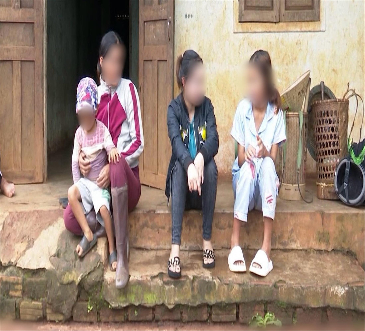 Em Y Nh (bìa trái) trò chuyện cùng hàng xóm bên ngôi nhà cấp 4. Em Y Nh (bìa trái) trò chuyện cùng hàng xóm bên ngôi nhà cấp 4.