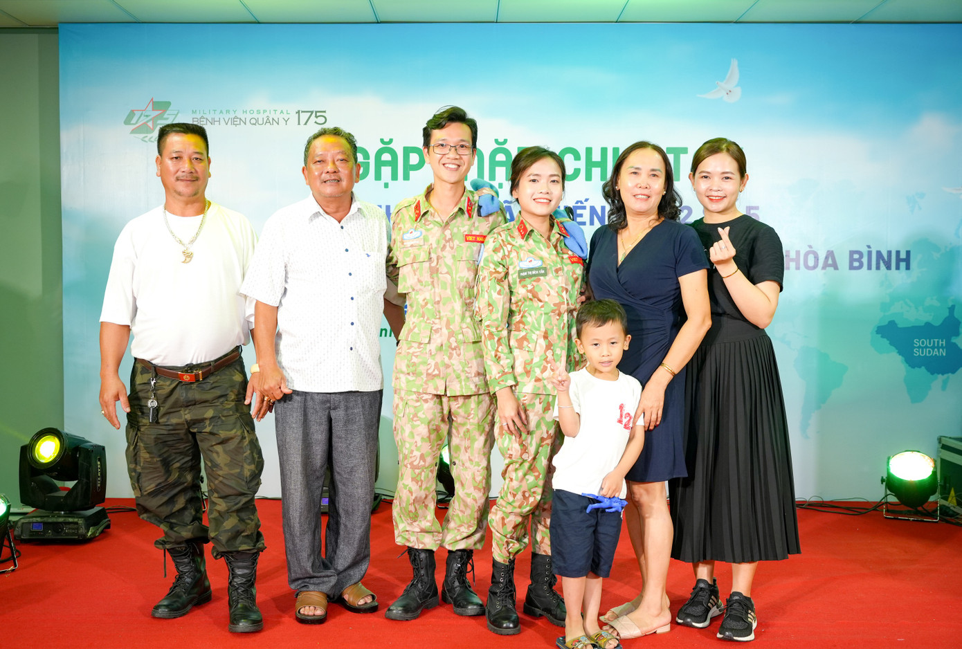 Vợ chồng thượng úy, bác sĩ Nguyễn Minh Dũng và trung úy Phạm Thị Bích Vân (mặc quân phục) chụp ảnh cùng gia đình, người thân trước khi lên đường đi làm nhiệm vụ Vợ chồng thượng úy, bác sĩ Nguyễn Minh Dũng và trung úy Phạm Thị Bích Vân (mặc quân phục) chụp ảnh cùng gia đình, người thân trước khi lên đường đi làm nhiệm vụ