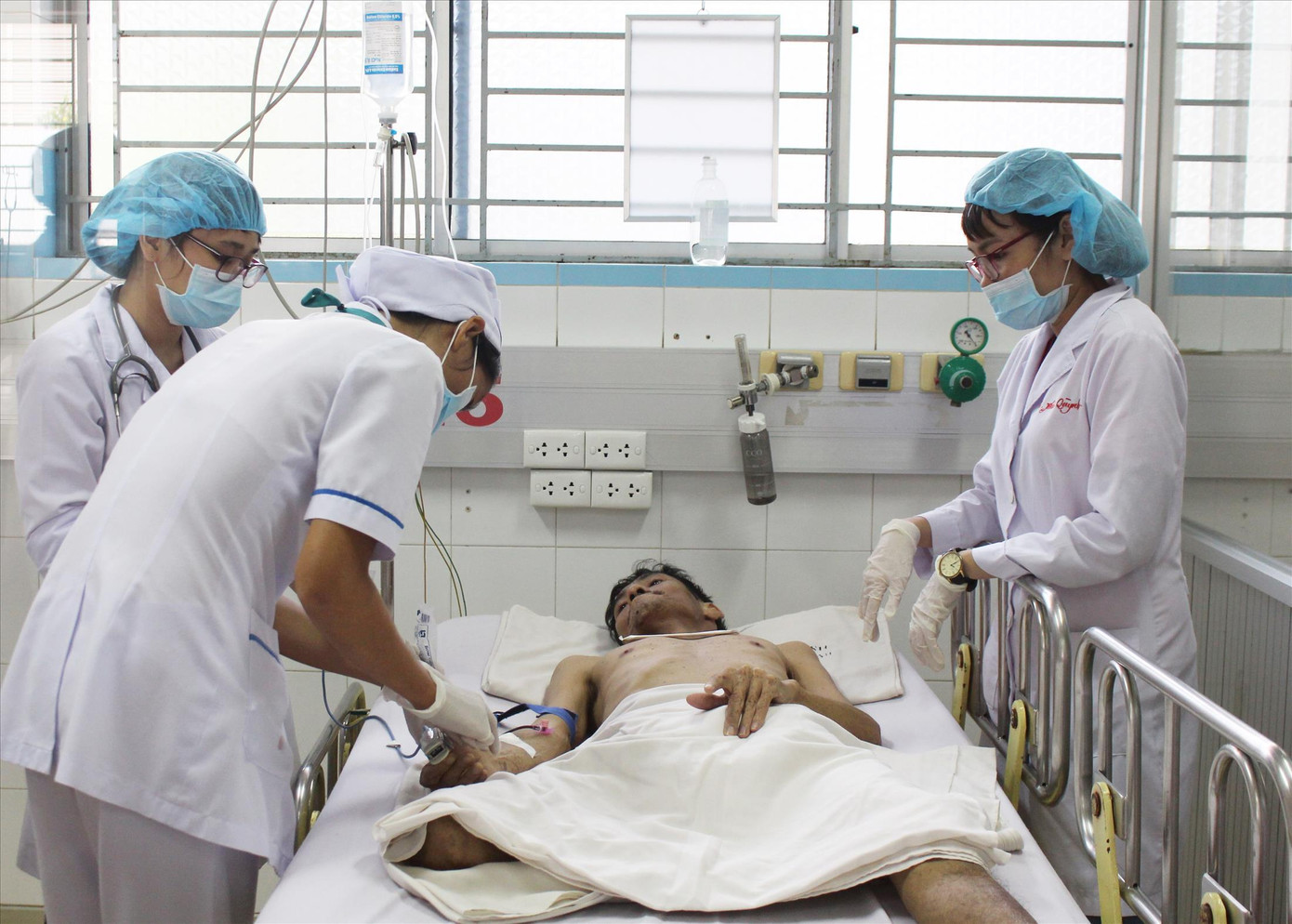 Các bác sĩ Bệnh viện Bệnh Nhiệt Đới chăm sóc cho bệnh nhân SXH