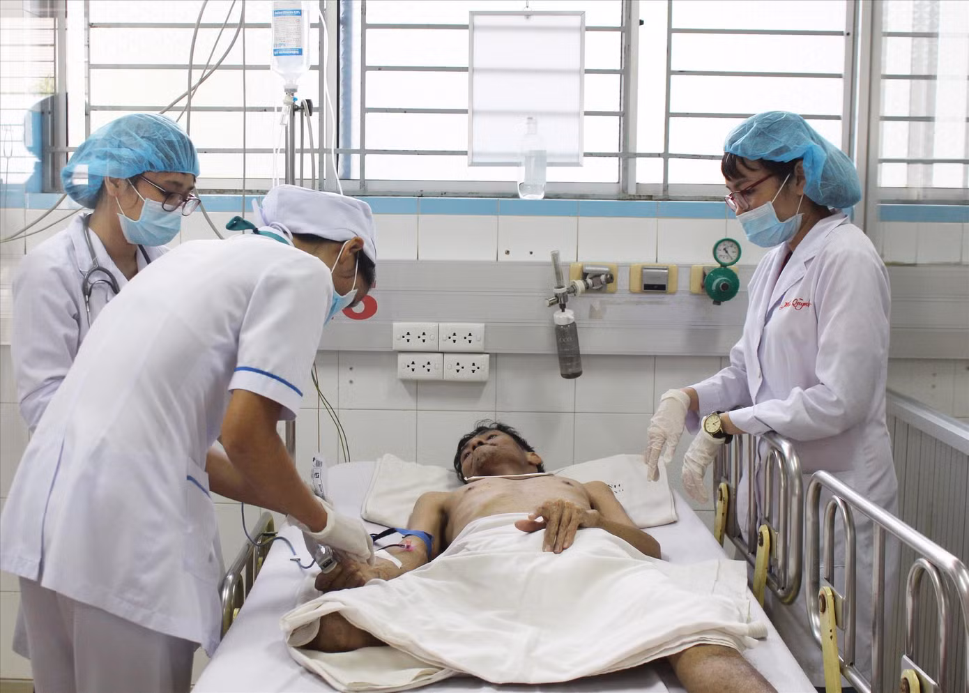 Các bác sĩ Bệnh viện Bệnh Nhiệt Đới chăm sóc cho bệnh nhân SXH