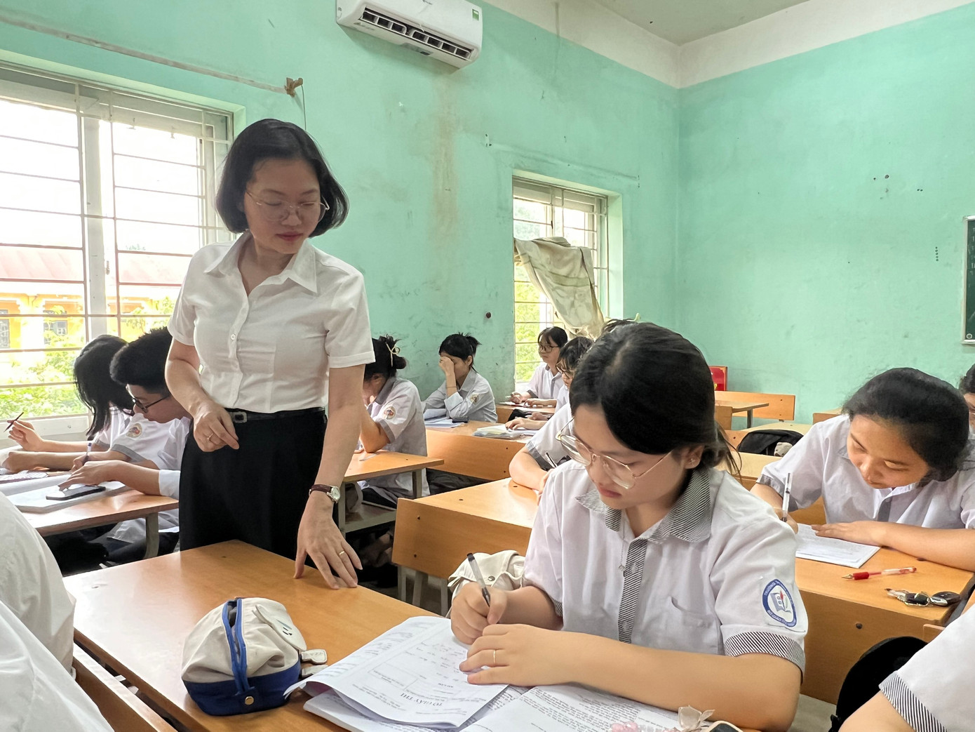 Cô Trần Phương Hoa đang kèm cặp từng học sinh Trường THPT Bình Xuyên đến sát ngày thi Ảnh: Quỳnh Anh