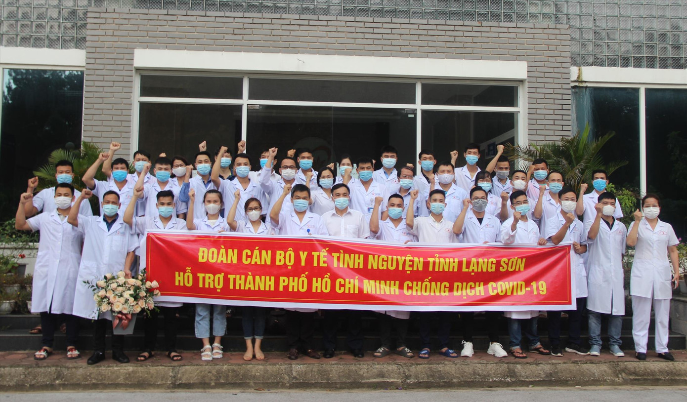 Đoàn bác sĩ Lạng Sơn tình nguyện hỗ trợ TPHCM chống dịch COVID-19. Ảnh: DC