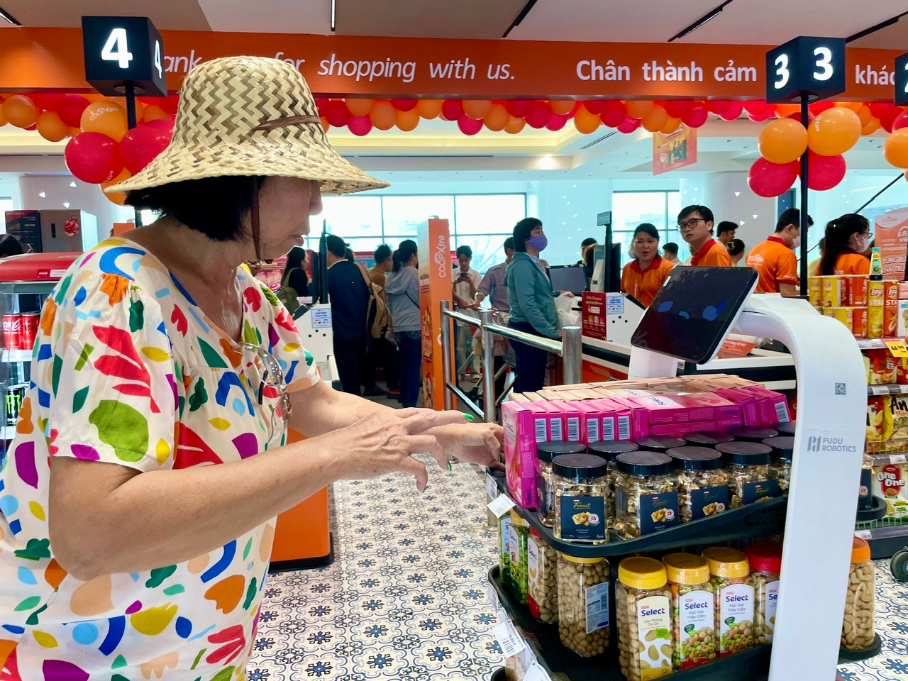 Khách hàng trải nghiệm robot tích hợp AI