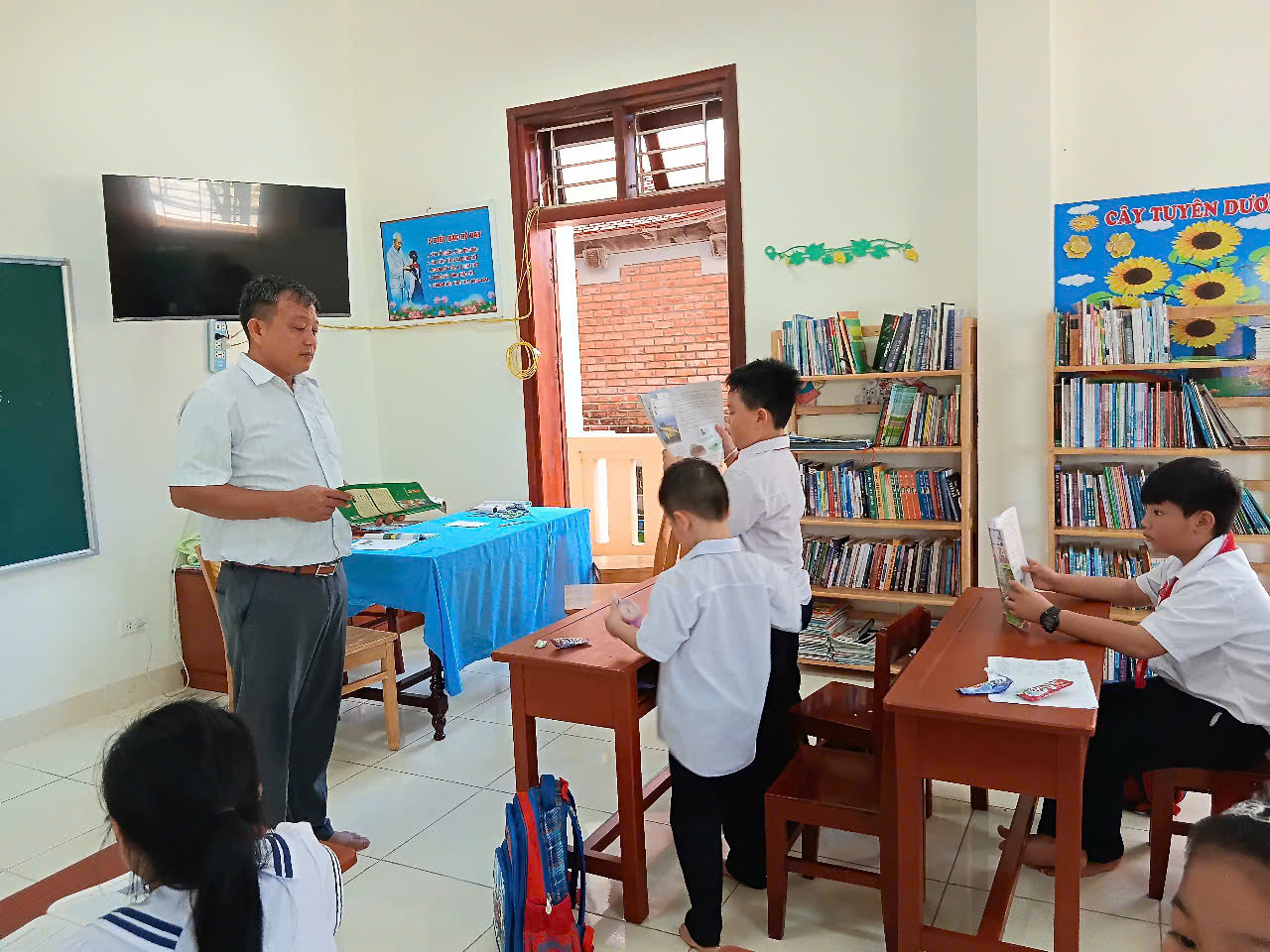 Thầy Thịnh đang hướng dẫn các học sinh nhiều trình độ của mình cách tóm tắt một câu chuyện trong sách