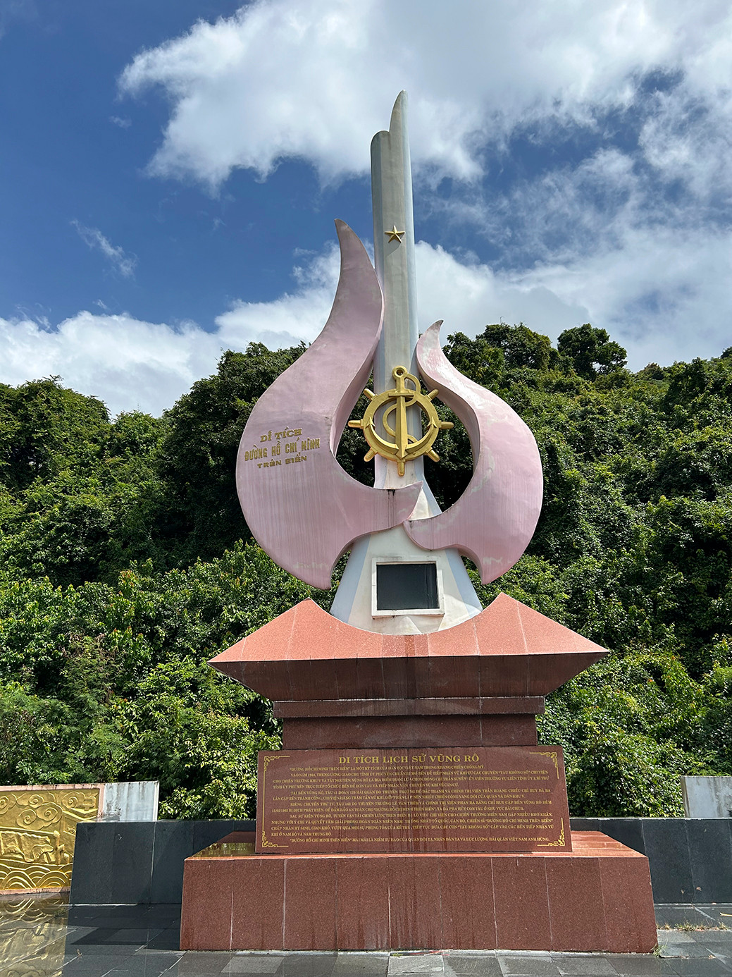 Đài kỷ niệm Đường Hồ Chí Minh trên biển ở Vũng Rô