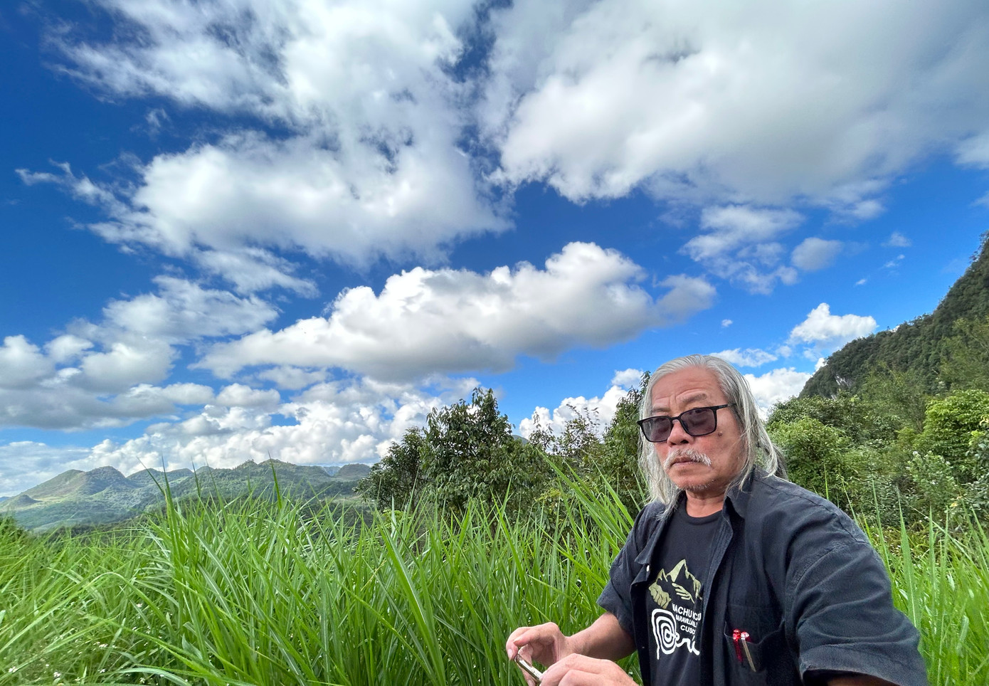 Lão bút Xuân Ba sững sờ trước núi non, mây trời, cỏ cây Mèo Vạc. Ảnh: Lê Xuân Sơn