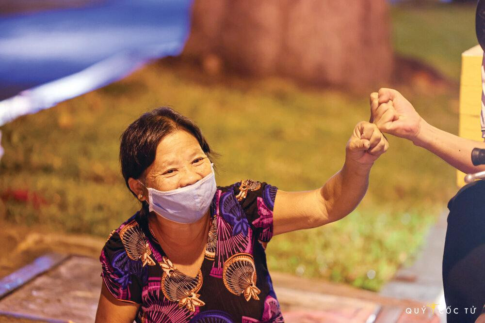 Đội thiện nguyện “Bánh mì 0 đồng” tặng đồ ăn cho người vô gia cư. Một tình nguyện viên làm biểu tượng động viên tinh thần cho chị Đội thiện nguyện “Bánh mì 0 đồng” tặng đồ ăn cho người vô gia cư. Một tình nguyện viên làm biểu tượng động viên tinh thần cho chị