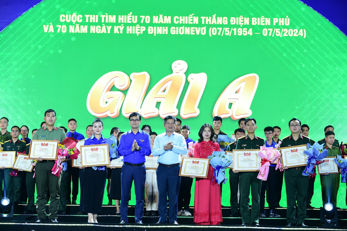 Chị Lê Thị Hài (hàng trên, thứ 3 từ phải qua) - tác giả chính của tác phẩm đoạt giải A Cuộc thi tìm hiểu 70 năm Chiến thắng Điện Biên Phủ. Ảnh: Xuân Tùng