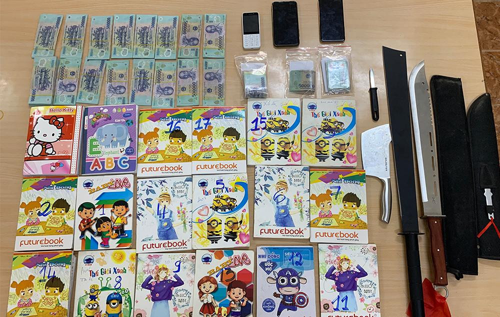 Công an thu giữ của 2 đối tượng Tùng và An nhiều hung khí nguy hiểm Công an thu giữ của 2 đối tượng Tùng và An nhiều hung khí nguy hiểm