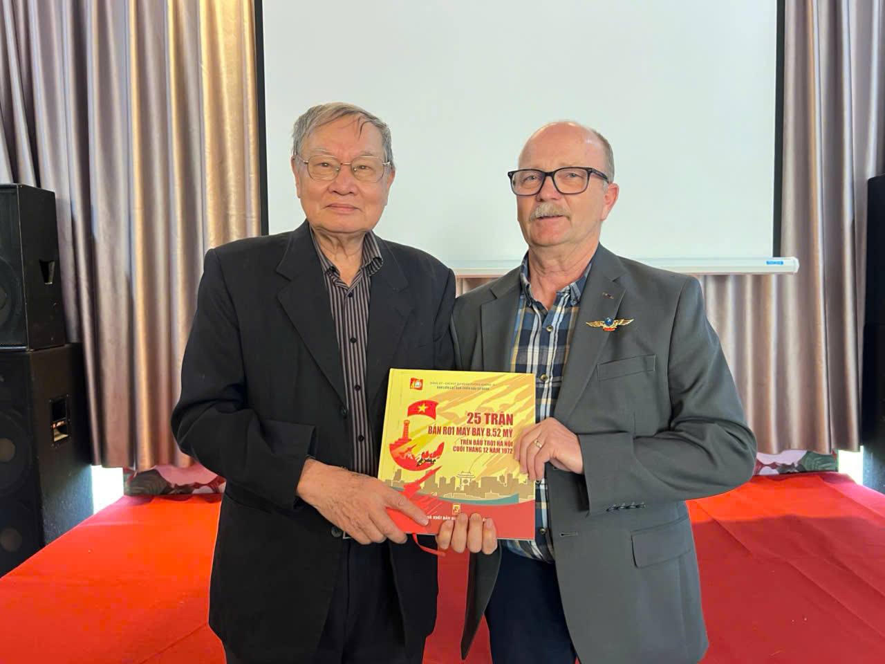 Đại tá, AHLLVTND Nguyễn Đình Kiên chụp ảnh lưu niệm cùng ông Kim Morey - cựu phi công B-52 từng tham gia chiến dịch Linebacker II Đại tá, AHLLVTND Nguyễn Đình Kiên chụp ảnh lưu niệm cùng ông Kim Morey - cựu phi công B-52 từng tham gia chiến dịch Linebacker II