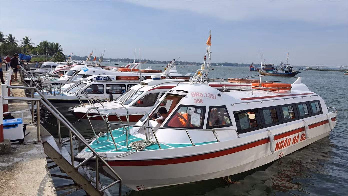 Ca nô nằm dài chờ được nối tuyến
