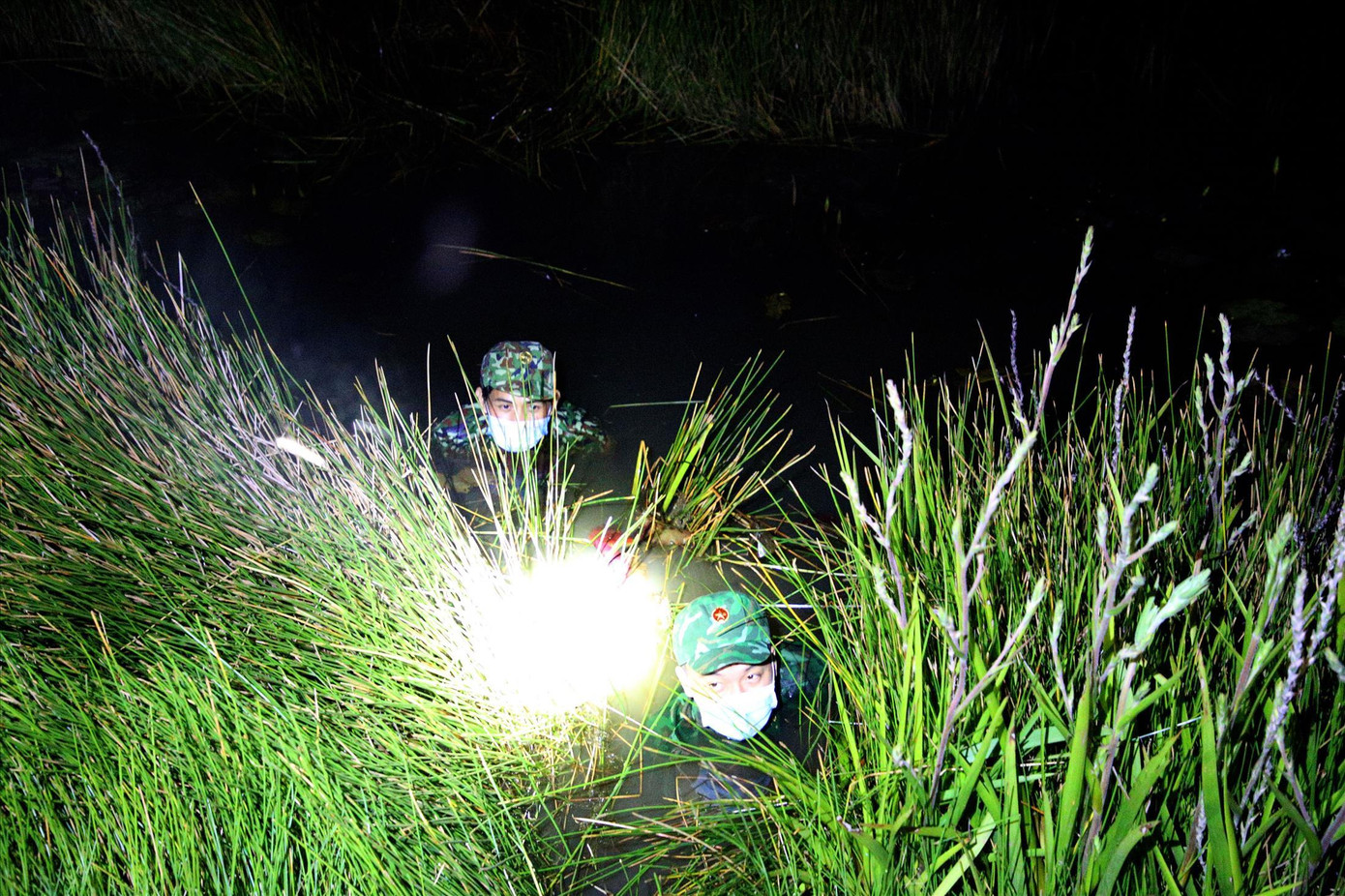 Chiến sĩ Đồn BPCKQT Hà Tiên mật phục