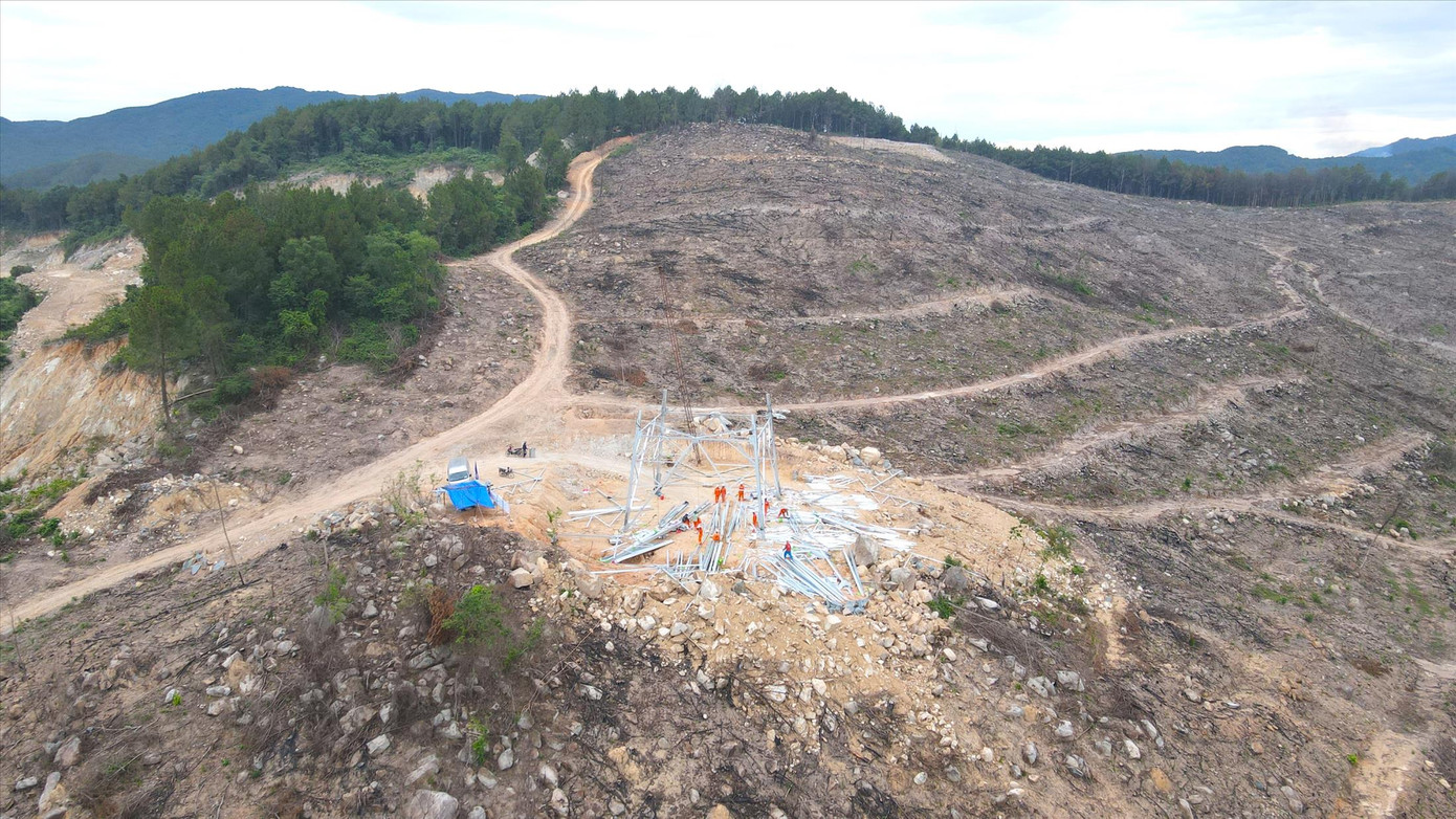 Những cây cột điện đang thành hình trên sườn núi qua xã Nghi Kiều (huyện Nghi Lộc, Nghệ An).