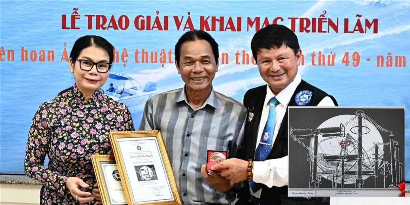 Tác giả Nguyễn Kim Hoàn (giữa) nhận Huy chương vàng vào chiều 29/8, sau đó vài ngày bị thu hồi giải. Tác giả Nguyễn Kim Hoàn (giữa) nhận Huy chương vàng vào chiều 29/8, sau đó vài ngày bị thu hồi giải.