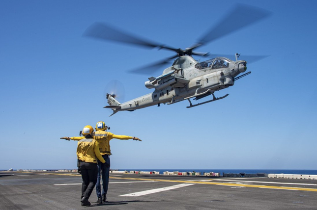 Tàu đổ bộ USS Essex của Mỹ tập trận ở khu vực gần Philippines trước khi vào Biển Đông Nguồn: Twitter Tàu đổ bộ USS Essex của Mỹ tập trận ở khu vực gần Philippines trước khi vào Biển Đông Nguồn: Twitter