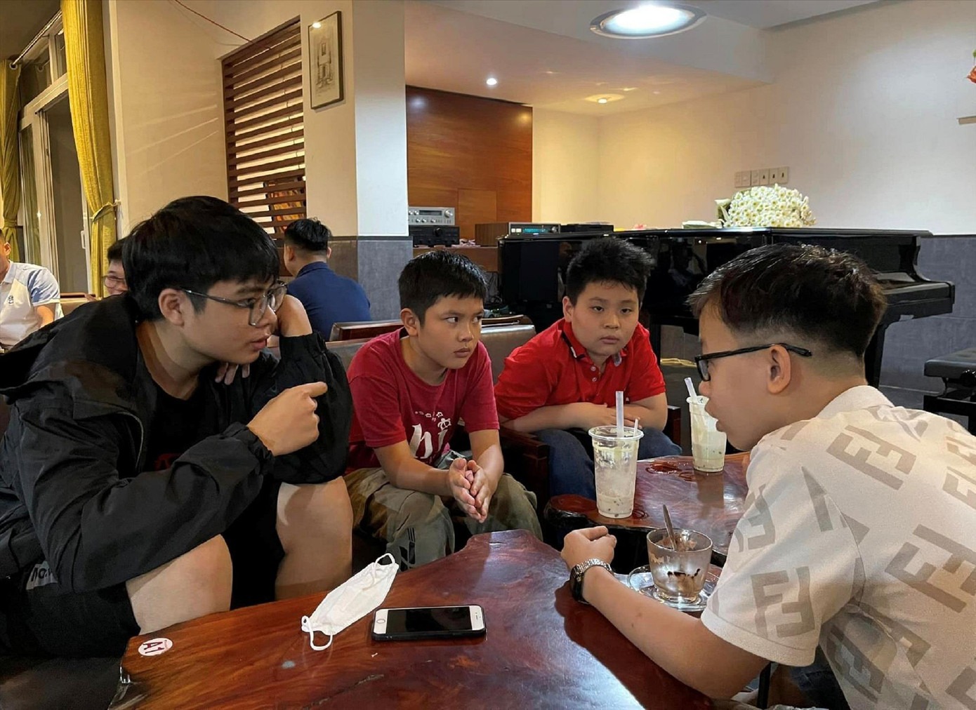 Bạn trẻ trao đổi với nhau bằng tiếng Anh tại quán cà phê