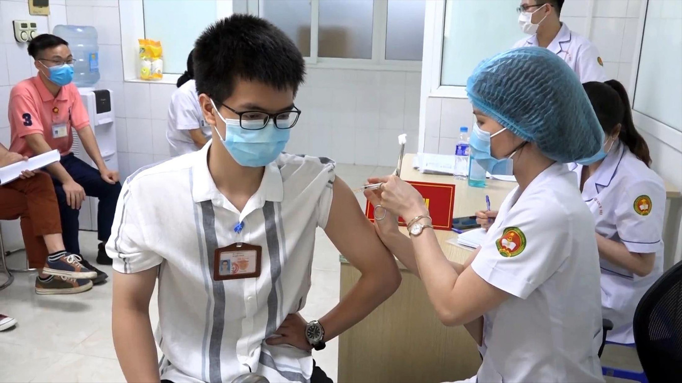 Tiêm vắc xin phòng COVID-19 cho trẻ em Ảnh: Thái Hà Tiêm vắc xin phòng COVID-19 cho trẻ em Ảnh: Thái Hà