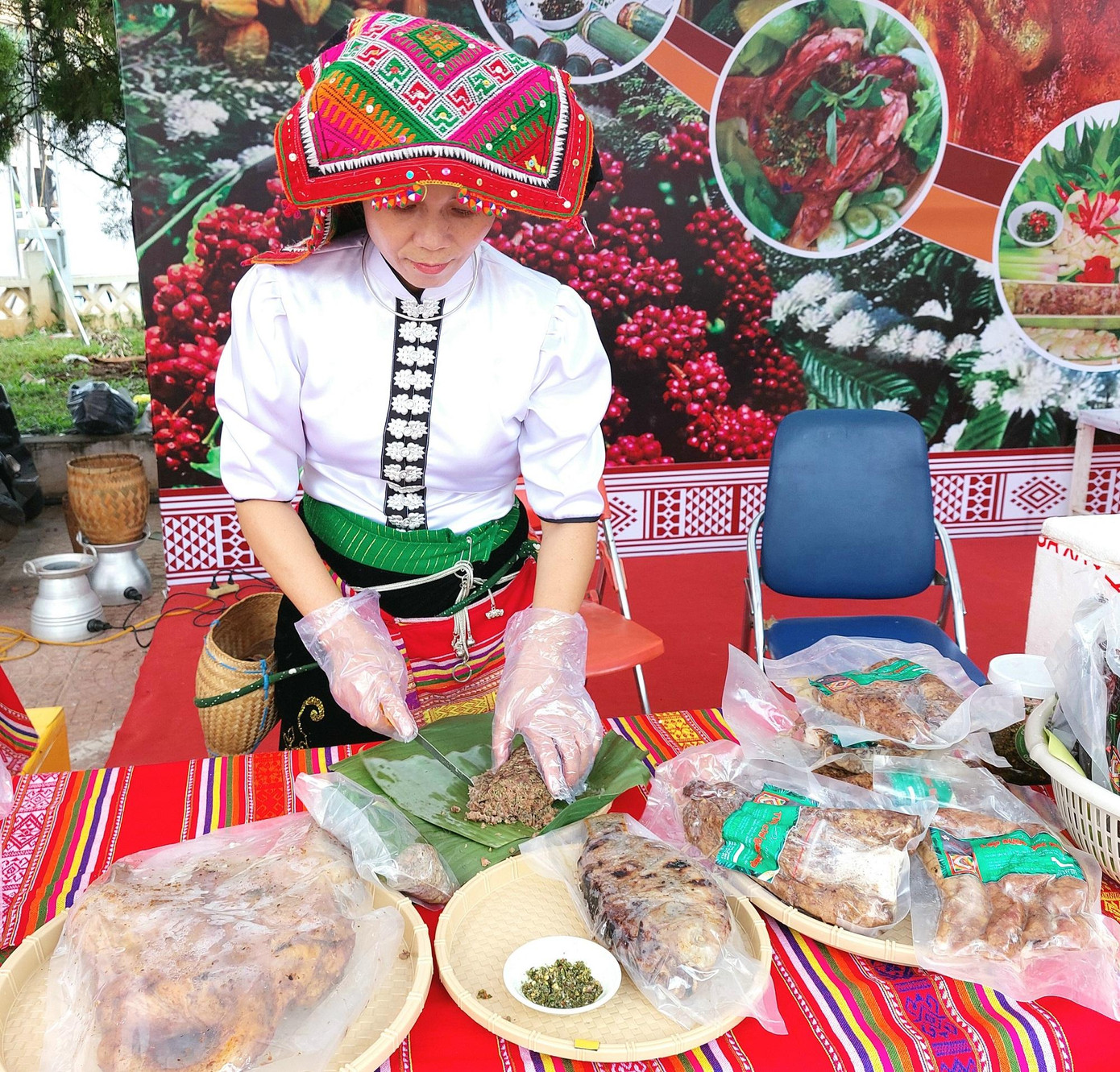 Chị Hạnh giới thiệu đặc sản thịt băm gói lá nướng