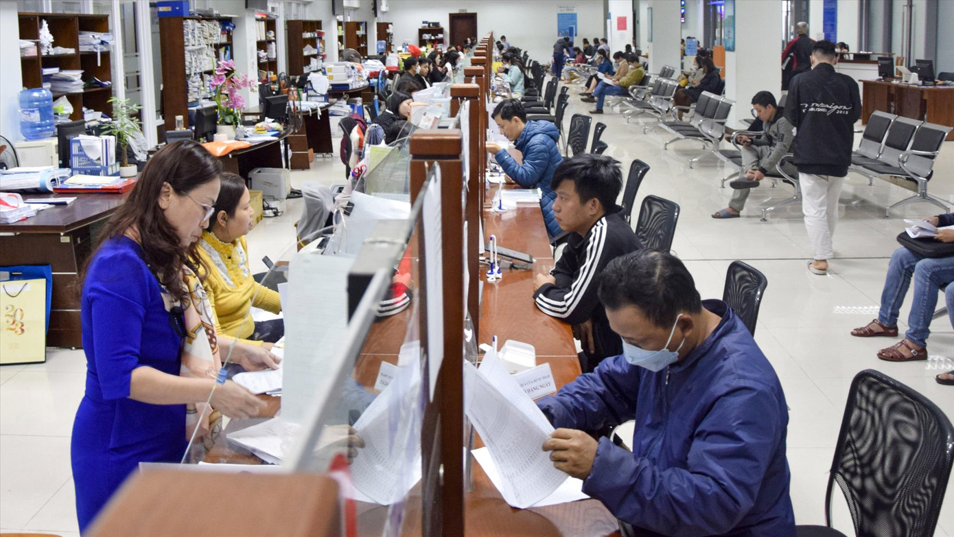 Cán bộ công chức TP Đà Nẵng làm việc tại trung tâm hành chính TP Ảnh: Nguyễn Thành Cán bộ công chức TP Đà Nẵng làm việc tại trung tâm hành chính TP Ảnh: Nguyễn Thành