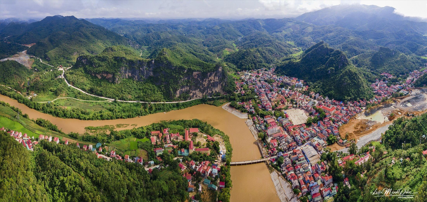 Thị trấn Na Sầm với con sông Kỳ Cùng. Ảnh: Lưu Dân Thị trấn Na Sầm với con sông Kỳ Cùng. Ảnh: Lưu Dân