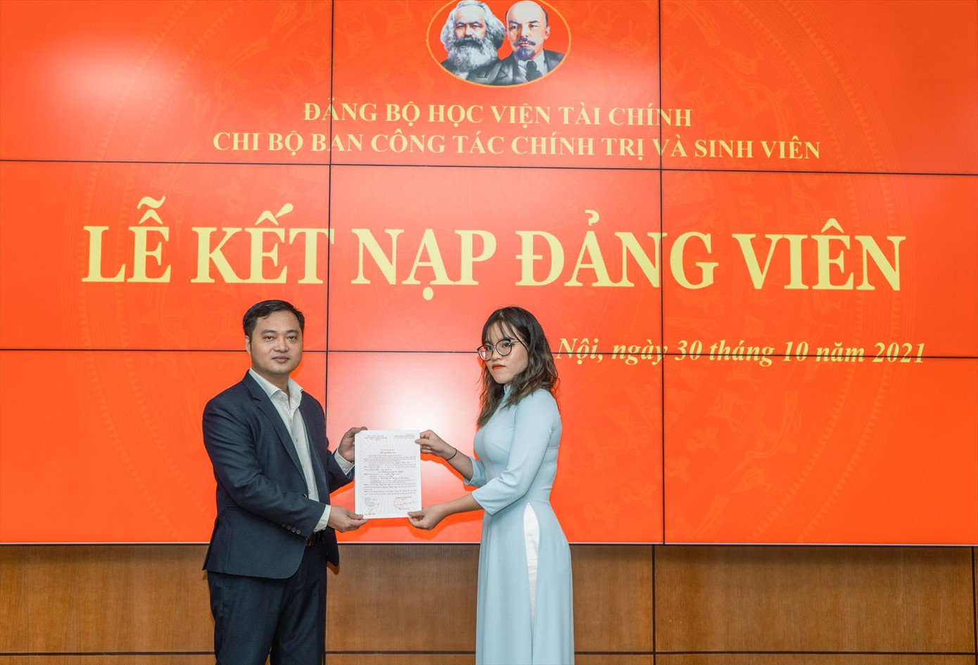 Thủ khoa Nguyễn Hồng Ngọc (Học viện Tài chính) được kết nạp Đảng tháng 10/2021 Thủ khoa Nguyễn Hồng Ngọc (Học viện Tài chính) được kết nạp Đảng tháng 10/2021