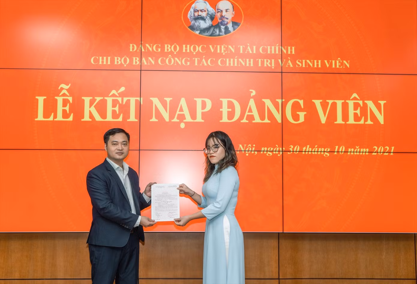 Thủ khoa Nguyễn Hồng Ngọc (Học viện Tài chính) được kết nạp Đảng tháng 10/2021 Thủ khoa Nguyễn Hồng Ngọc (Học viện Tài chính) được kết nạp Đảng tháng 10/2021