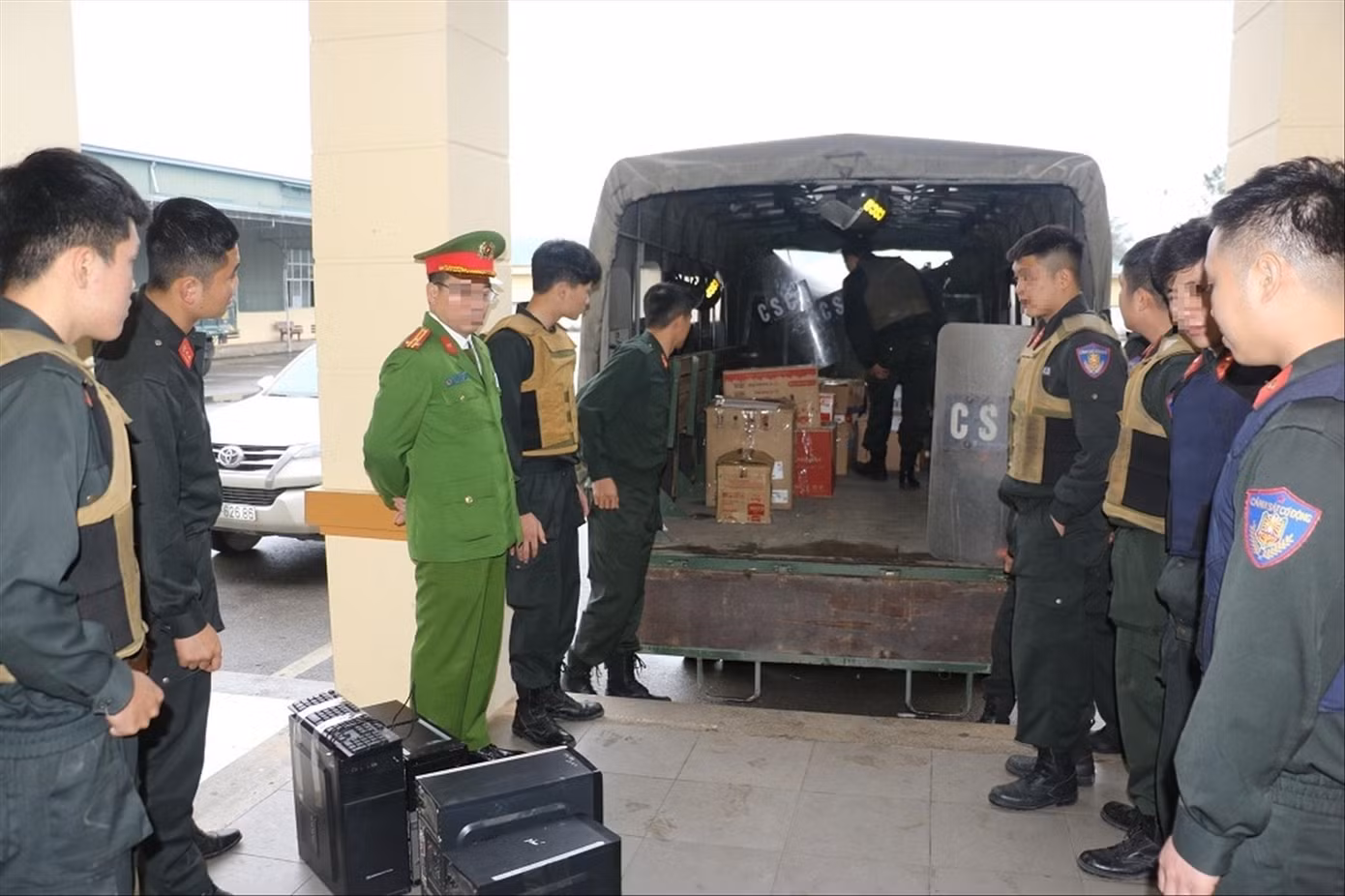 Công an thu giữ nhiều tài liệu tại Trung tâm đăng kiểm tỉnh Nghệ An.