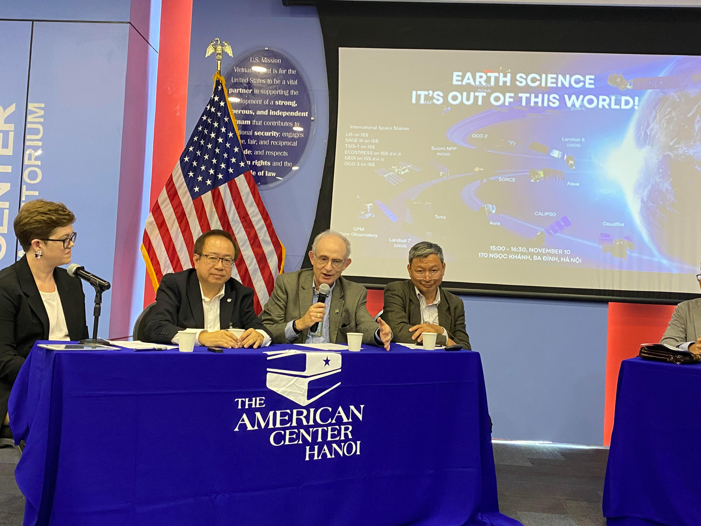 Các nhà khoa học Việt Nam và Mỹ tại cuộc trao đổi về hợp tác Việt - Mỹ trong lĩnh vực quan trắc Trái đất (diễn ra ngày 10/11 tại Hà Nội) Ảnh: Thu Loan
