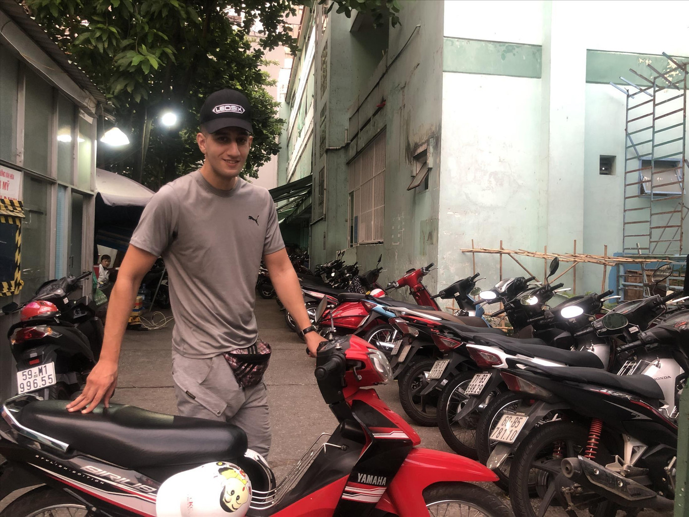 Dehbi Mohamed (người Algeria) vui mừng vì tìm được việc làm khi bị kẹt ở Việt Nam