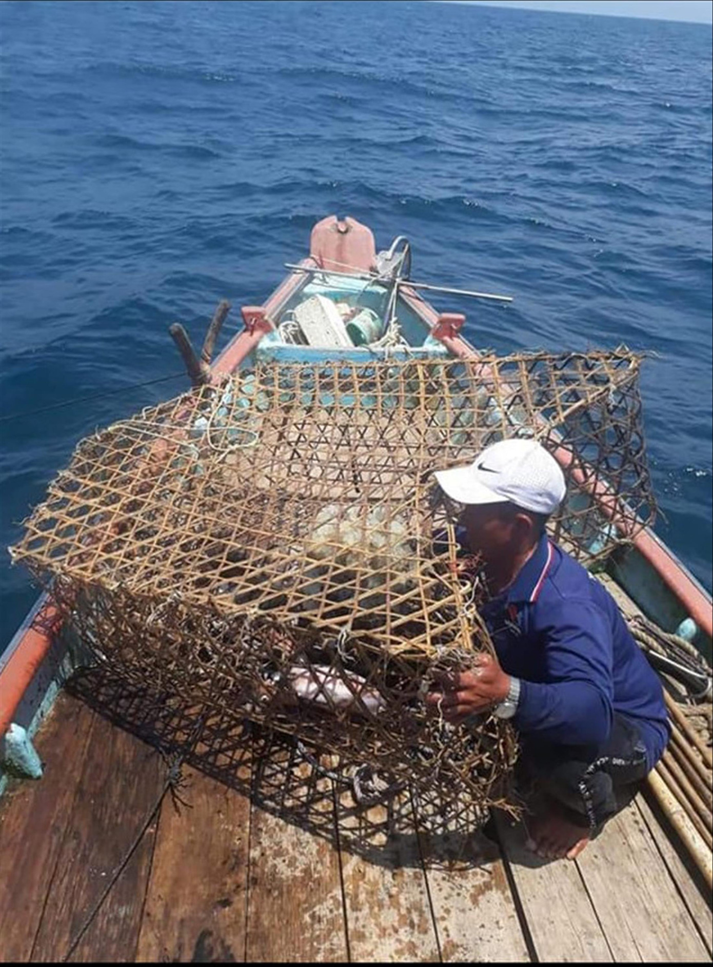 Ngư dân Lý Hòa ngày còn làm nghề bóng mực trên biển