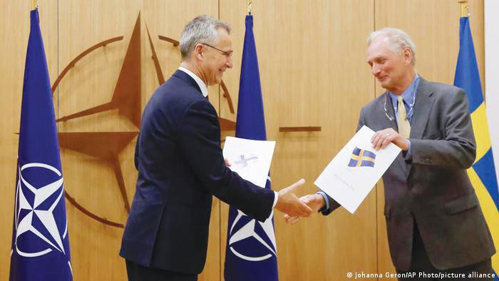 Thụy Điển và Phần Lan tuần trước chính thức nộp hồ sơ xin gia nhập NATO. Ảnh: AP